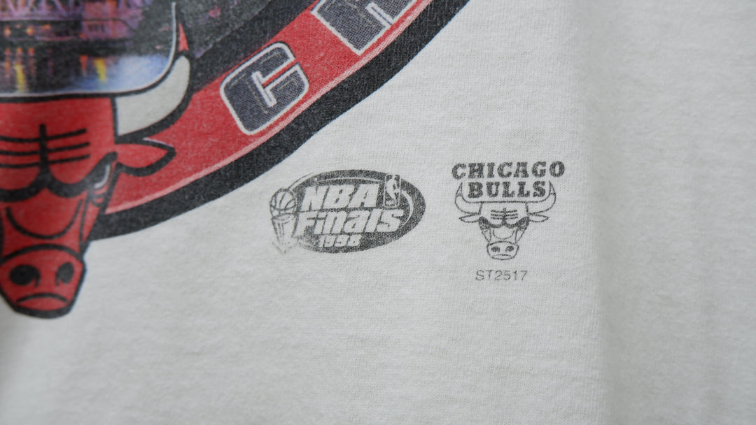 Starter 1998 Chicago Bulls NBA Finals Champions Repeat 3-Peat Vintage T-Shirt