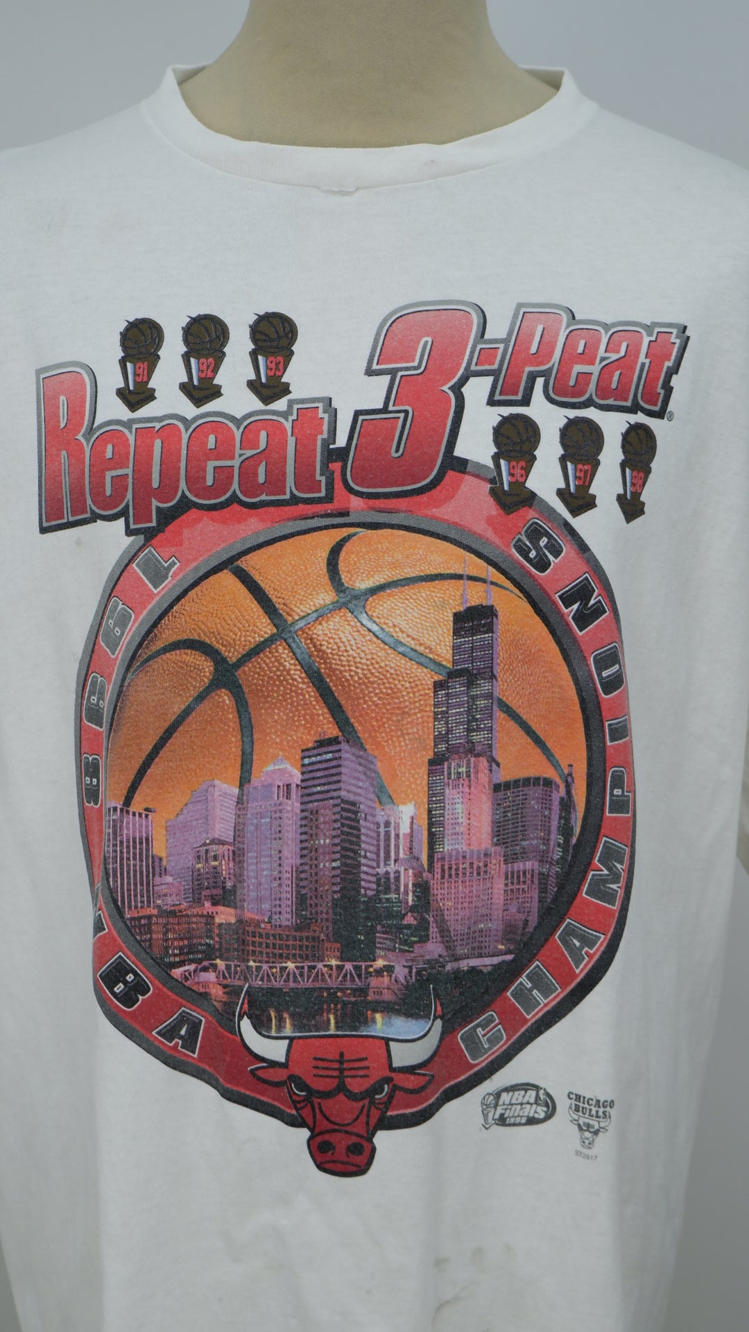 Starter 1998 Chicago Bulls Repeat 3-Peat NBA Champions VTG T-Shirt Made IN USA