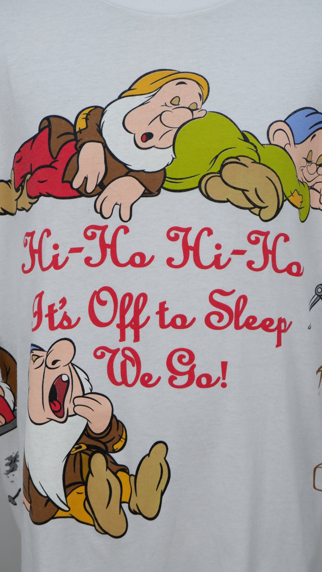 Disney Designs Hi-Ho Snow White And Seven Dwarfs All Over Print Single Stitch VNTG T-Shirt Made In USA