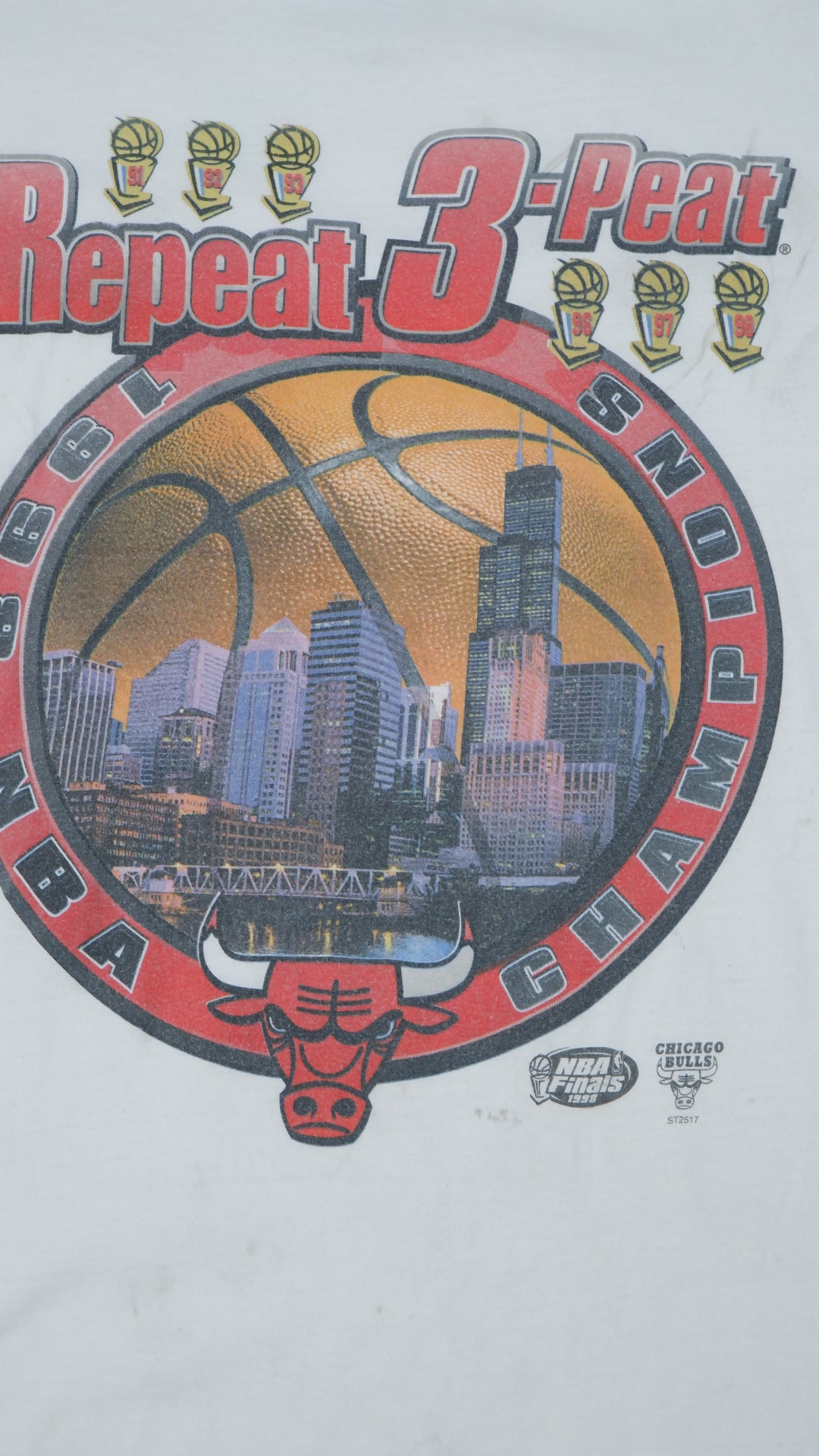 Starter 1998 Chicago Bulls Repeat 3-Peat NBA Champions T-Shirt VNTG